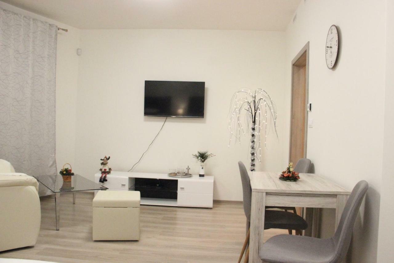 H+ Apartman Letiste Praha Apartment Ngoại thất bức ảnh
