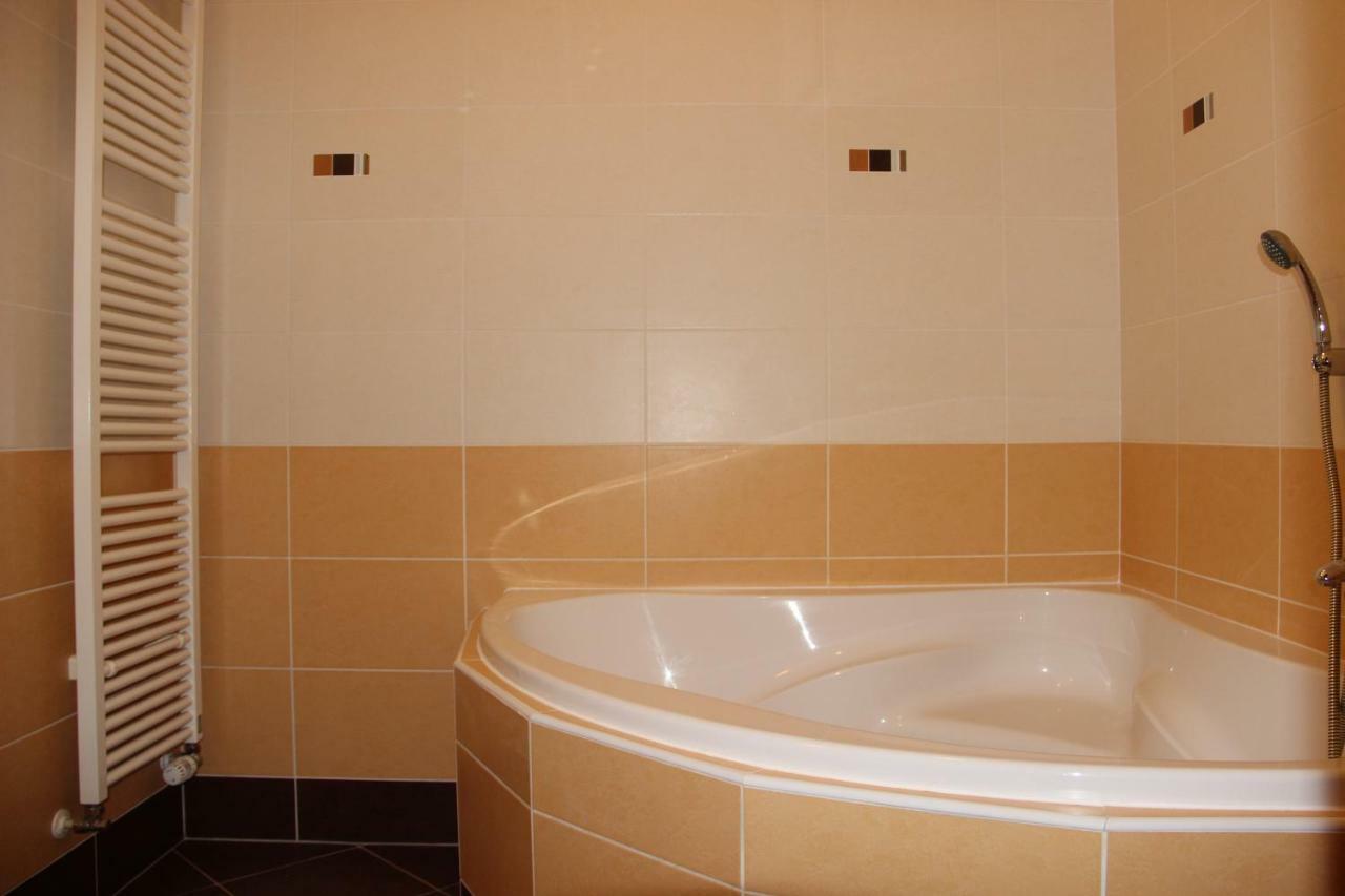 H+ Apartman Letiste Praha Apartment Ngoại thất bức ảnh