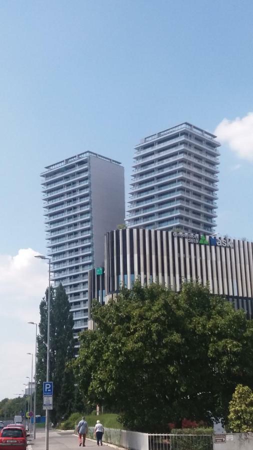 H+ Apartman Letiste Praha Apartment Ngoại thất bức ảnh